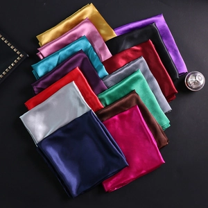 Carrés de soie satinée 90cm en couleurs variées avec une finition brillante de qualité