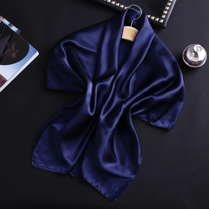 Détail d'un foulard en satin bleu marine au drapé élégant et à la texture soyeuse