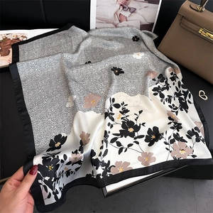 Carré en soie aux motifs floraux avec bordure noire contrastée et accessoires chics