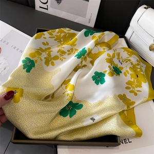 Carré de soie aux motifs floraux jaunes et verts sur fond blanc élégant