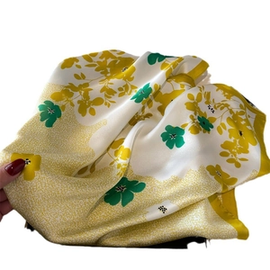 Écharpe élégante en soie de 70 cm avec imprimés floraux jaunes et motifs de feuilles