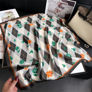 Carré en soie élégant avec motif à losanges, imprimé floral et bordure contrastée