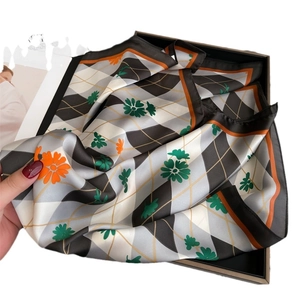 Foulard en soie à losanges avec imprimés marguerites et bordure contrastée