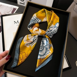 Nahaufnahme eines eleganten Seidenschals mit Pfingstrosenmuster und edlem Seidenglanz