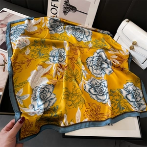 Eleganter gelber Seidenschal mit Pfingstrosenmuster und blauem Rand für Damen