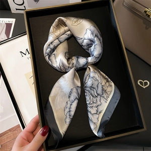 Eleganter beiger Seidenschal mit blauem Blumenmuster und dunkelgrauem Saum in Geschenkbox