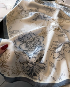Detailansicht eines Seidenschals mit elegantem Pfingstrosenmuster und glatter Textur