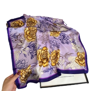 Eleganter violetter Seidenschal mit gelbem Pfingstrosen-Print und glatter Satinstruktur