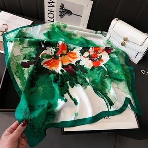 Carré de soie style peinture à l'huile avec dégradé vert et fleurs orange vif