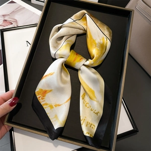 Carré de soie aux motifs floraux abstraits jaunes et bordure noire, style artistique