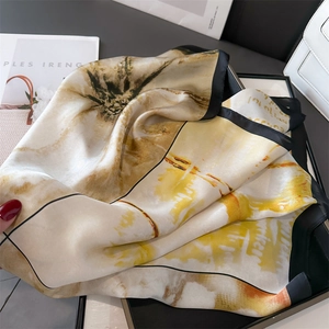 Foulard en soie style peinture à l'huile avec motifs floraux jaune-brun et bordures noires