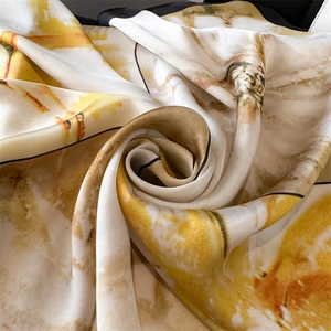 Gros plan d'un foulard en soie avec motifs floraux artistiques de peinture à l'huile