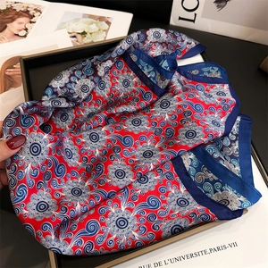 Detail eines Seidenschals mit Paisley-Muster, gefaltet in einer edlen schwarzen Box