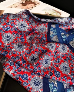 Detailansicht des Paisley-Seidentuchs mit roten und königsblauen Blumenmustern