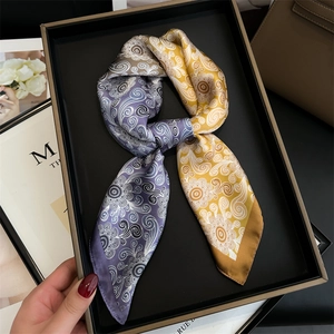 Eleganter Paisley-Seidenschal mit lila-gelbem Farblock-Muster in einer exklusiven Geschenkbox
