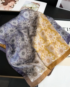 Detail von Seidenschal mit Paisley-Muster, Satin-Glanz und doppelseitigem Farbdruck