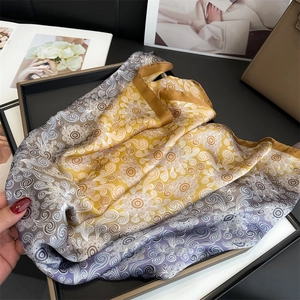 Detailansicht des Paisley-Musters auf Vintage-Seidenschal mit Rollsaum-Kanten