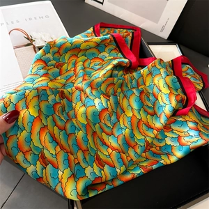 Détail du motif de nuages colorés sur un élégant foulard carré de 70 cm en soie