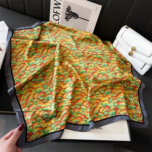 Gros plan détaillé du foulard carré en soie aux motifs de nuages et de vagues colorés