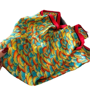 Foulard en satin de soie avec motifs de nuages colorés et dégradés de couleurs vifs