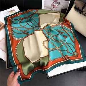 Elegante foulard di seta 70cm con stampa a catena, patchwork colorato e nappine