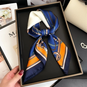 Lussuoso foulard in seta 70cm con stampa a catena blu e arancione in scatola regalo