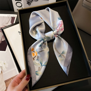 Elegante foulard in seta lavanda con motivi di peonia in confezione regalo e rivista