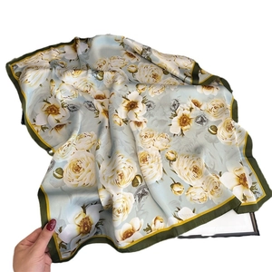 Elegante foulard in seta da 70cm con rose azzurre vintage e stampe di farfalle