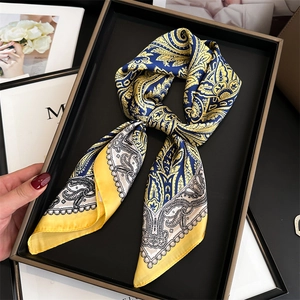 Sciarpa etnica in seta con motivo paisley giallo e blu scuro, elegante foulard quadrato