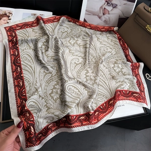 Foulard quadrato in seta vintage con bordo rosso e motivo paisley decorativo