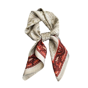 Foulard quadrato in finta seta con stampa paisley kaki e arancio a fiocco