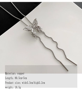 Dettaglio della collana maglione a farfalla argento in rame con catena lunga 80,5 cm