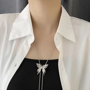 Collana lunga con ciondolo a farfalla d'argento in stile bolo tie regolabile