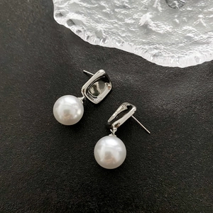 Geometric silver square earrings with hanging round white pearls for a modern luxury look