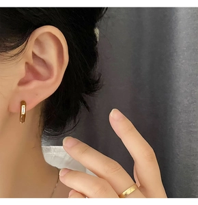 Nahaufnahme der minimalistischen Goldohrringe mit Zirkonia und passendem Goldring