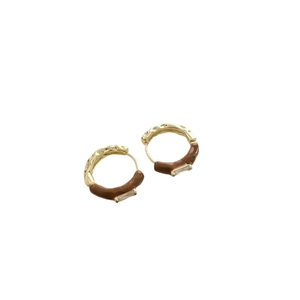 Retro-Goldohrringe mit braunem Emaille-Überzug und rechteckigem Zirkonstein im Vintage-Stil
