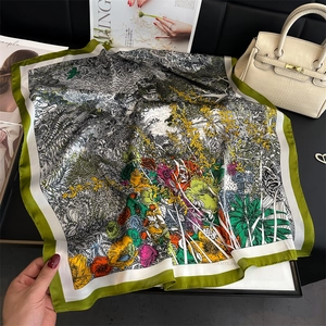 Seidiges quadratisches Halstuch mit bunten Blumenmustern und olivgrünem Randdekor