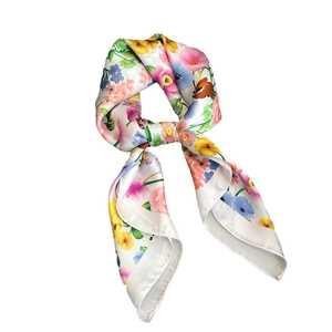Buntes Seiden-Vierecktuch in Perlweiß mit lebhaften rosa und blauen Blumenmustern