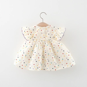 Dettaglio vestito neonata a pois colorati con maniche a farfalla e bottoni sul retro