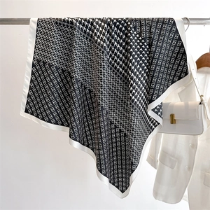 Dettaglio di un foulard in seta pied-de-poule con motivi a catena geometrica