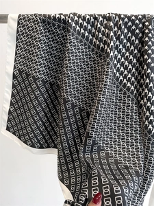 Tessuto dettagliato di foulard in seta pied-de-poule bianco e nero con motivi geometrici