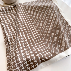Foulard in seta classico con motivo pied-de-poule e catene geometriche bordato