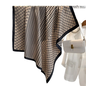 Elegante sciarpa in seta pied-de-poule abbinata a un blazer bianco e una borsa
