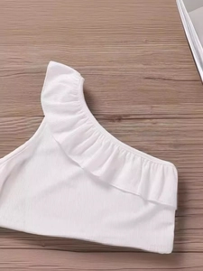 Top monospalla bianco per bambina con volant decorativi e tessuto a coste estivo