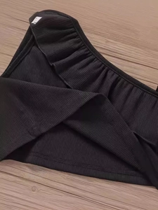 Top nero a coste con volant per bambine con design a strati e morbido tessuto a maglia
