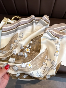 Détail du foulard en soie avec motif muguet français et imprimé floral peint à la main