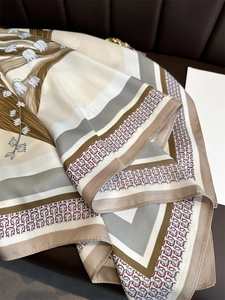 Texture détaillée d'un carré de soie avec muguet et motifs géométriques élégants