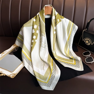 Détail du foulard en soie muguet avec imprimé floral et texture de bordure de boucle vintage