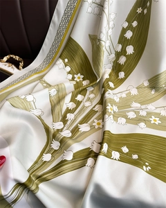 Détail d'un foulard en soie avec motif de muguet et texture en sergé raffinée