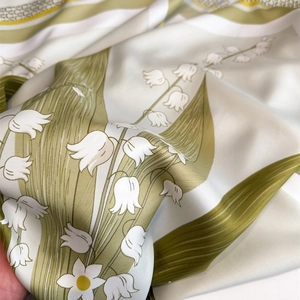 Carré de soie élégant 90cm avec imprimé muguet vert et jaune pour femmes chic